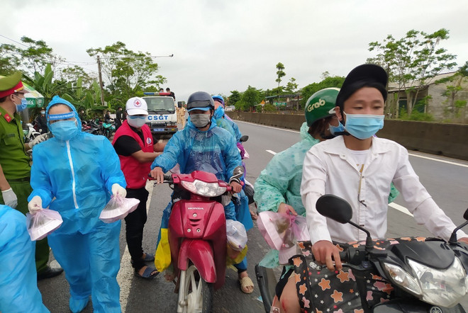 Ấm áp tình nghĩa với đồng bào trên hành trình từ "tâm dịch" về quê ảnh 1