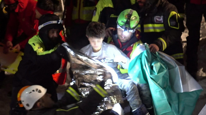 Động đất kinh hoàng ở Italy: Giải cứu thêm 4 người còn sống ảnh 1