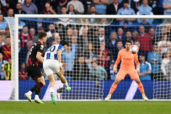 Julio Enciso ghi siêu phẩm vào lưới Man City. (Nguồn: Getty Images) Brighton khiến Manchester City đứt mạch thắng tại Premier League ảnh 2
