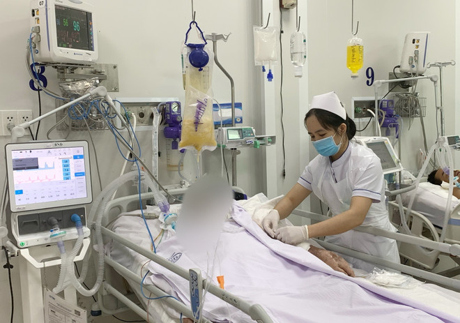 Nhân viên y tế Bệnh viện Chợ Rẫy chăm sóc, tích cực cho bệnh nhân ngộ độc botulinum. (Ảnh: TTXVN phát) Vụ ngộ độc botulinum tại TP Hồ Chí Minh: Một trường hợp tử vong ảnh 1
