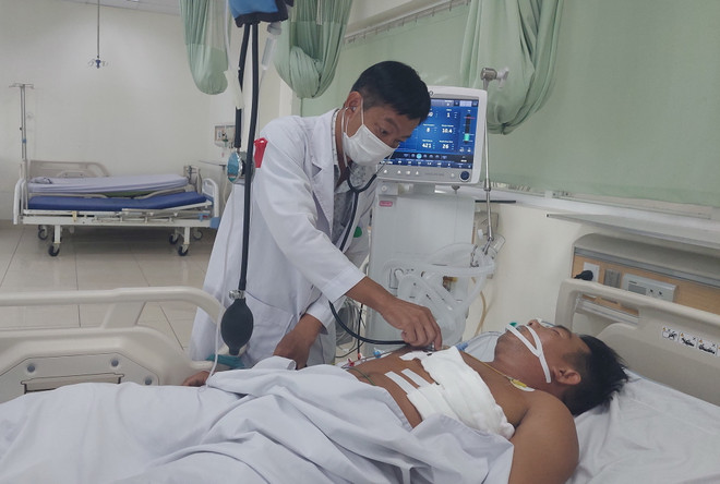 Bác sỹ chuyên khoa I Nguyễn Khắc Trí theo dõi sức khỏe bệnh nhân sau phẫu thuật. (Ảnh: Chương Đài/TTXVN) Bến Tre: Cứu sống một trường hợp có vết thương tim nguy kịch ảnh 1
