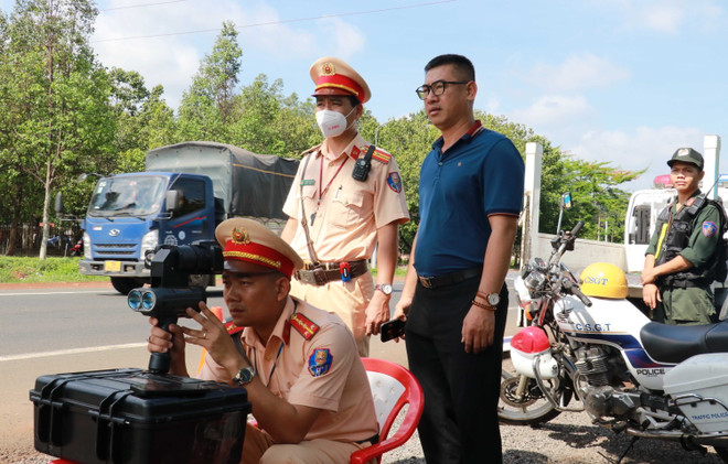 Trạm Cảnh sát giao thông Đồng Phú, thực hiện nhiệm vụ kiểm tra tốc độ trên quốc lộ 14. (Ảnh: Đậu Tất Thành/TTXVN) Bình Phước: Khuyến nghị dân thường xuyên kiểm tra thông tin phạt nguội ảnh 2