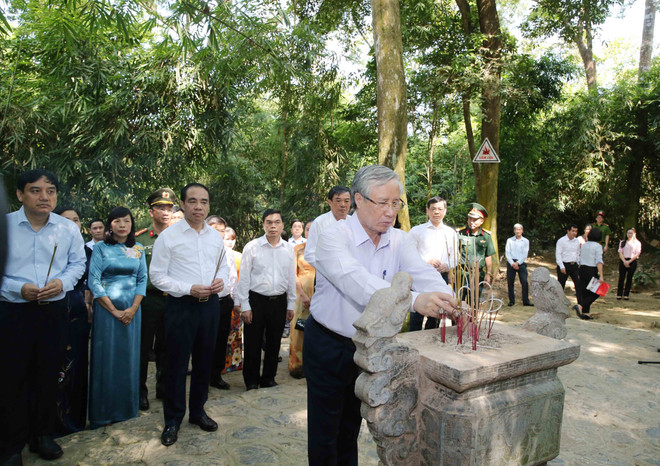 Ông Trần Quốc Vượng, Ủy viên Bộ Chính trị, Thường trực Ban Bí thư dâng hương Lán Nà Nưa. (Ảnh: Phương Hoa/TTXVN) Tuyên Quang: Ông Trần Quốc Vượng dự khởi công Bảo tàng Tân Trào ảnh 2