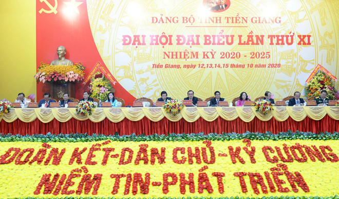 Đoàn Chủ tịch tại Đại hội. (Ảnh: Hữu Chí/TTXVN) Tiền Giang hướng tới tỉnh phát triển trong vùng KT trọng điểm phía Nam ảnh 1