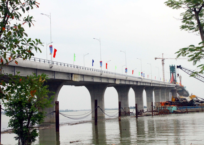Cầu Cửa Hội. (Ảnh: Tá Chuyên/TTXVN) Chính thức hợp long cầu Cửa Hội nối 2 tỉnh Nghệ An và Hà Tĩnh ảnh 1