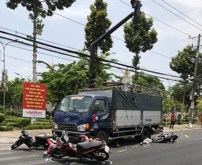 Một vụ tai nạn xảy ra trên Quốc lộ 91, đoạn thuộc thị trấn An Châu, huyện Châu Thành, tỉnh An Giang. (Ảnh: TTXVN/phát) 5 ngày nghỉ lễ, xảy ra 129 vụ tai nạn giao thông, 67 người tử vong ảnh 1