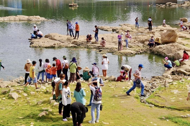 Khách du lịch đến Long An và Quảng Bình trong dịp lễ 30/4 và 1/5 tăng ảnh 3