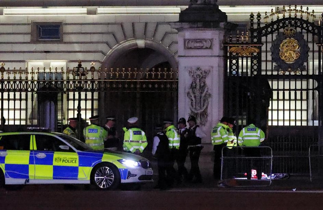 Cảnh sát Anh bắt giữ đối tượng mang hung khí vào Cung điện Buckingham ảnh 1