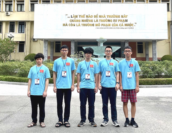 Học sinh Việt Nam tham dự Olympic Vật lý Quốc tế 2021 (IPhO 2021) đã mang về thành tích xuất sắc, khi 5/5 học sinh tham gia có huy chương. (Ảnh: TTXVN phát) Học sinh Việt Nam giành 3 HCV, 2 HCB tại Olympic Vật lý 2021 ảnh 1