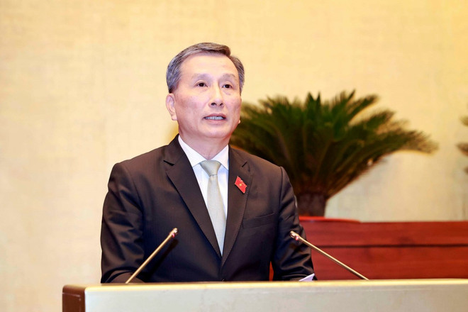 Chủ nhiệm Ủy ban Khoa học, Công nghệ và Môi trường của Quốc hội Lê Quang Huy trình bày Báo cáo thẩm tra về quyết định chủ trương đầu tư dự án đường giao thông từ Quốc lộ 27C đến đường tỉnh ĐT.656 tỉnh Khánh Hòa-kết nối với Lâm Đồng và Ninh Thuận. (Ảnh: Doãn Tấn/TTXVN) Gần 2.000 tỷ đồng đầu tư đường liên vùng kết nối giữa 3 địa phương ảnh 1
