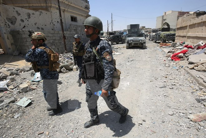 Lực lượng Iraq tuần tra tại Mosul ngày 17/6. (Nguồn: AFP/TTXVN) Iraq chặn đứng các vụ tấn công của IS bên ngoài Thành Cổ Mosul ảnh 1