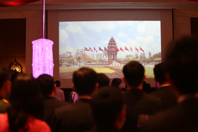 Các vị khách tham dự chiêu đãi cùng xem một video clip nêu bật những thành tựu kinh tế-xã hội và ngoại giao to lớn của Việt Nam. (Ảnh: PV/Vietnam+) Đại sứ quán Việt Nam tại Campuchia chiêu đãi kỷ niệm Quốc khánh ảnh 2
