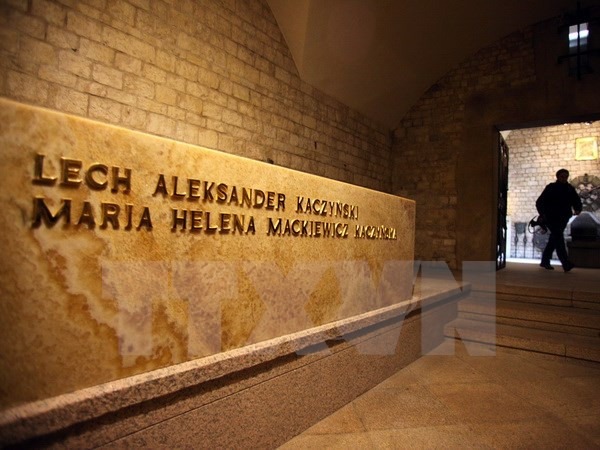 Mộ cố Tổng thống Lech Kaczynski và vợ của ông tại hầm mộ của lâu đài Wawel ở Krakow, Ba Lan. (Nguồn: AFP/TTXVN) Sự kiện quốc tế 14-20/11: Siêu trăng "ma mị" lớn nhất trong 70 năm ảnh 8