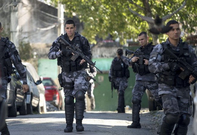 Cảnh sát Brazil vũ trang hạng nặng truy quét tội phạm ở khu ổ chuột ảnh 1