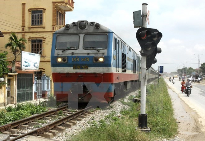 Những yếu kém về hạ tầng, chất lượng dịch vụ khiến đường sắt đang bị tụt lại so với đường bộ và hàng không. (Ảnh: TTXVN) Vì sao đường sắt thua hàng không, đánh mất thị phần “thượng đế”? ảnh 1