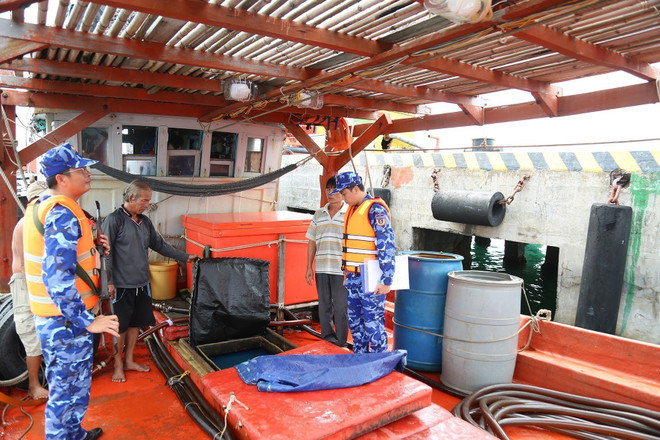 Kiên Giang: Bắt giữ tàu vận chuyển 25.000 lít dầu DO trái phép ảnh 1