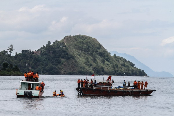 Lực lượng cứu hộ Indonesia tham gia tìm kiếm các nạn nhân mất tích trong vụ chìm tàu trên hồ Toba, Bắc Sumatra ngày 22/6. (Nguồn: THX/ TTXVN) Indonesia điều tra 4 cá nhân chịu trách nhiệm vụ đắm tàu ở hồ Toba ảnh 1