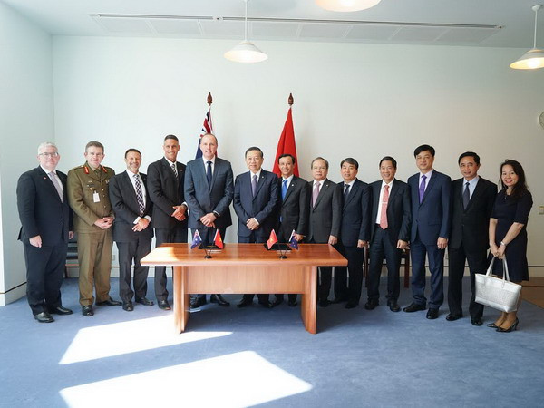 Bộ trưởng Bộ Nhập cư và Bảo vệ Biên giới Australia Peter Dutton, và Bộ trưởng Công an Tô Lâm tại lễ ký kết. (Nguồn: Đại sứ quán Australia) Australia-Việt Nam ngăn chặn đưa người trái phép qua biên giới ảnh 1
