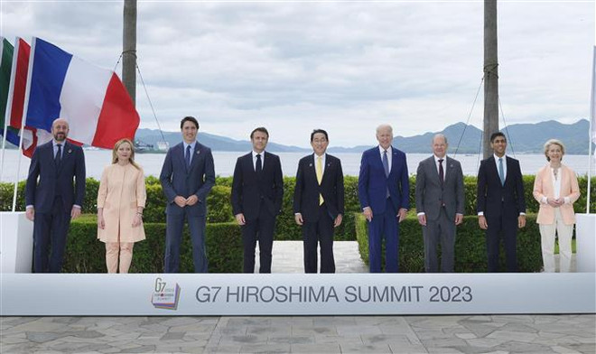 Lãnh đạo các nước G7 chụp ảnh chung tại hội nghị thượng đỉnh ở Hiroshima, Nhật Bản, ngày 20/5/2023. (Ảnh: Kyodo/TTXVN) Trung Quốc triệu Đại sứ Nhật Bản để phản đối tuyên bố của G7 ảnh 1