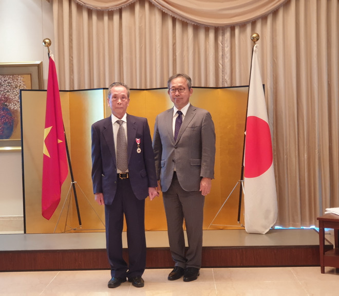 Trao Huân chương Mặt trời mọc Tia sáng vàng cho PGS-TS Trần Sơn ảnh 1