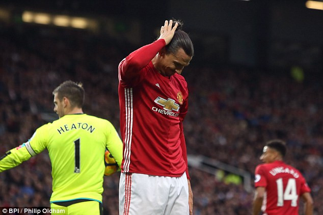 Zlatan Ibrahimovic đang thể hiện phong độ thất thường ở M.U. (Nguồn: BPI) Khi Ibrahimovic bất ngờ trở thành gánh nặng của Manchester United ảnh 1