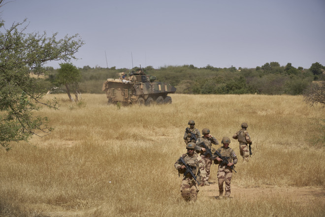 Binh sỹ Pháp tuần tra tại khu vực miền Bắc Burkina Faso. (Ảnh: AFP/TTXVN) Mỹ khẳng định tiếp tục ủng hộ sứ mệnh chống khủng bố của Pháp ở Sahel ảnh 1