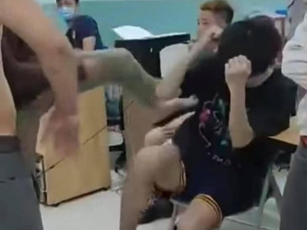 Thông tin về sự việc 2 thiếu niên bị dân phòng đánh trong trường học ảnh 1