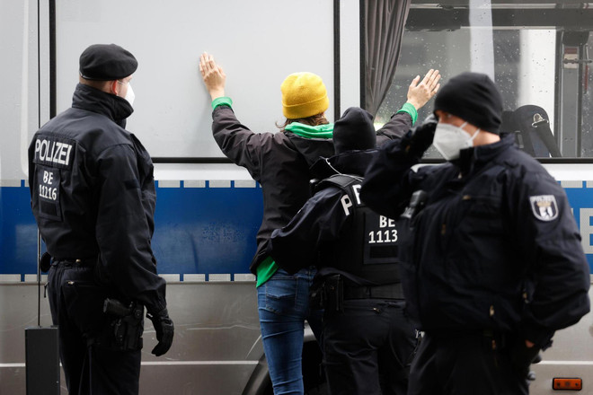 Lực lượng an ninh lục soát nhiều địa điểm ở Đức sau vụ xả súng tại Áo ảnh 1