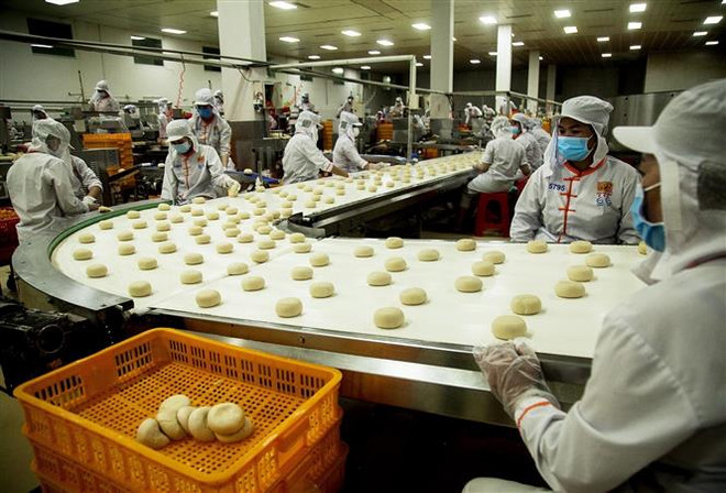 Sản xuất bánh pía Tân Huê Viên (Sóc Trăng) xuất khẩu sang thị trường Indonesia. (Ảnh: Hồng Đạt/TTXVN) Việt Nam-Indonesia có thể hợp tác để trở thành các đầu tàu kinh tế ảnh 2
