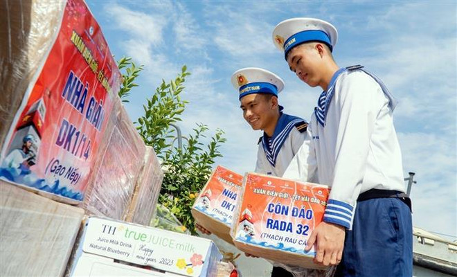 Các chiến sỹ chuyển quà Tết lên tàu. (Ảnh: Đoàn Mạnh Dương/TTXVN) Vùng 2 Hải quân kết thúc chuyến thăm, chúc Tết Nhà giàn DK1 ảnh 1