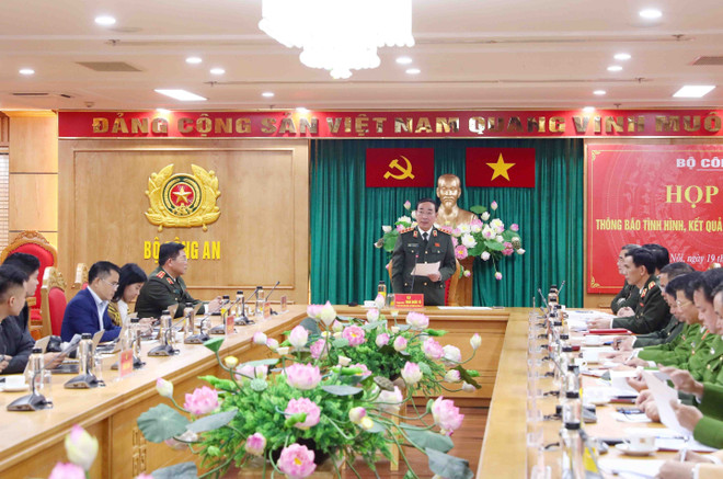 Quang cảnh buổi họp báo. (Ảnh: Phạm Kiên/TTXVN) Đã khởi tố 2 vụ án và 27 bị can trong vụ án Tập đoàn Vạn Thịnh Phát ảnh 1