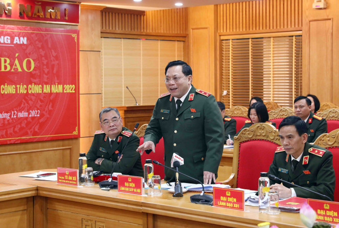 Trung tướng Nguyễn Hải Trung, Giám đốc Công an thành phố Hà Nội phát biểu. (Ảnh: Phạm Kiên/TTXVN) Đã khởi tố 2 vụ án và 27 bị can trong vụ án Tập đoàn Vạn Thịnh Phát ảnh 3