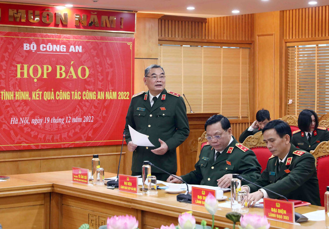 Trung tướng Tô Ân Xô, Chánh Văn phòng, Người Phát ngôn Bộ Công an phát biểu. (Ảnh: Phạm Kiên/TTXVN) Đã khởi tố 2 vụ án và 27 bị can trong vụ án Tập đoàn Vạn Thịnh Phát ảnh 2