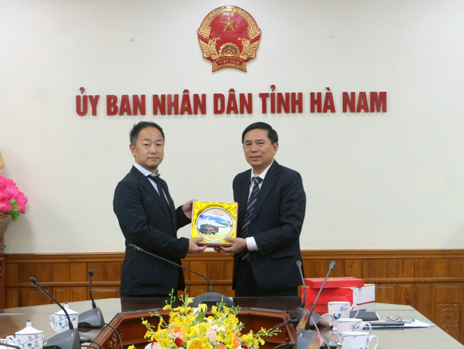 UBND tỉnh Hà Nam tặng quà lưu niệm cho đoàn công tác của thành phố Izumiotsu, tỉnh Osaka (Nhật Bản). (Ảnh: Nguyễn Chinh/TTXVN) Hợp tác đầu tư giữa tỉnh Hà Nam và tỉnh Osaka của Nhật Bản ảnh 1