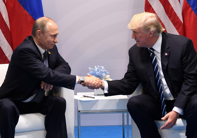 Tổng thống Mỹ Donald Trump (phải) và Tổng thống Nga Vladimir Putin trong cuộc gặp tại Hamburg, Đức ngày 7/7/2017. (Nguồn: AFP/TTXVN) Tổng thống Putin sẵn sàng cho cuộc gặp thượng đỉnh Nga-Mỹ ảnh 1