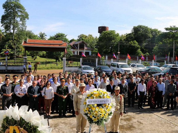 Dâng hương tưởng niệm tại nghĩa trang liệt sỹ Liên quân Lào-Việt ảnh 1