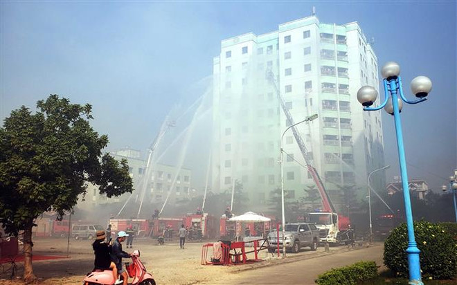Diễn tập Phòng cháy Chữa cháy. (Ảnh: Hoàng Hùng/TTXVN) Hoàn thành tổng kiểm tra phòng cháy chữa cháy các chung cư trước 15/11 ảnh 1
