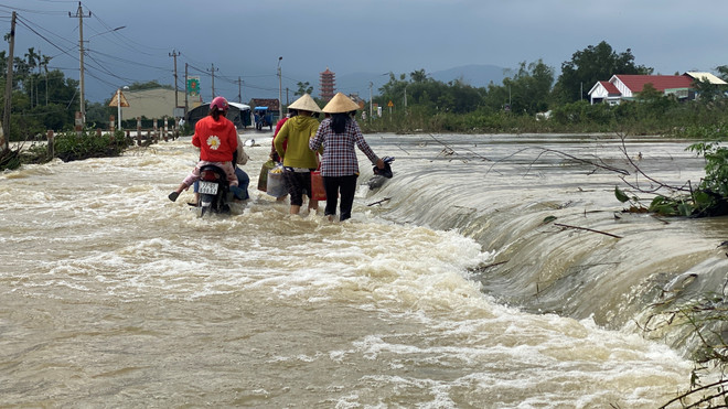 Lũ lụt gây sụt cầu, cô lập nhiều khu dân cư tại Bình Định ảnh 2