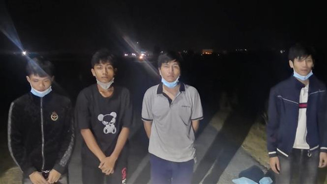 Các đối tượng nhập cảnh trái phép bị lực lượng biên phòng tỉnh Tây Ninh bắt giữ. (Ảnh: TTXVN phát) Tây Ninh: Bắt 4 người nhập cảnh trái phép từ Campuchia về Việt Nam ảnh 1