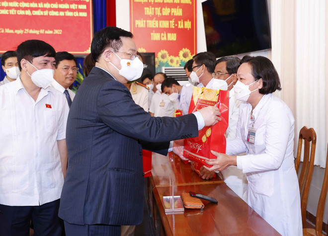 Chủ tịch Quốc hội chúc Tết lực lượng công an và y tế tại Cà Mau ảnh 1