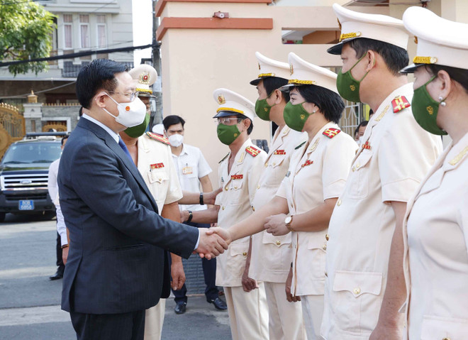 Chủ tịch Quốc hội chúc Tết lực lượng công an và y tế tại Cà Mau ảnh 2