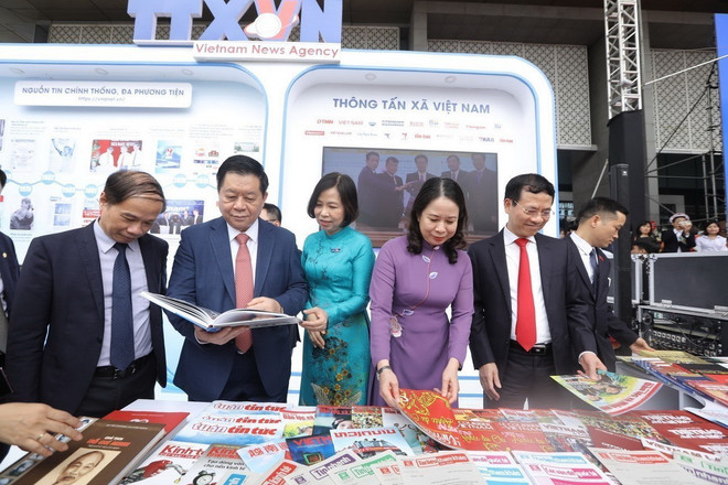 Ông Nguyễn Trọng Nghĩa, Bí thư Trung ương Đảng, Trưởng ban Tuyên giáo Trung ương, Phó Chủ tịch nước Võ Thị Ánh Xuân, Bộ trưởng Bộ TT-TT Nguyễn Mạnh Hùng tham quan gian hàng của Thông tấn xã Việt Nam tại Hội Báo toàn quốc năm 2023. (Ảnh: Minh Quyết/TTXVN) Xây dựng nền báo chí ngày càng chuyên nghiệp, nhân văn và hiện đại ảnh 2