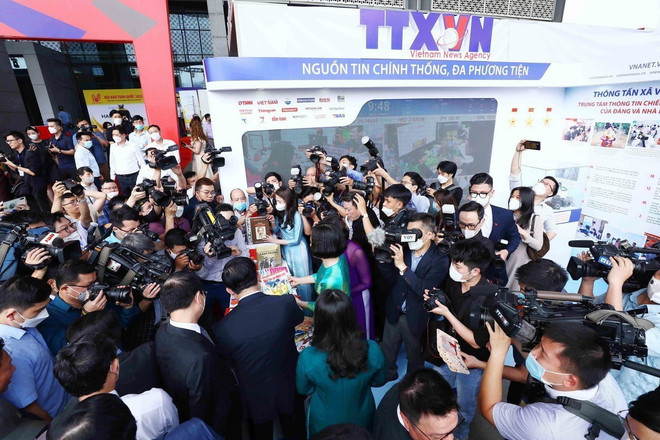 Phóng viên đưa tin tại Lễ khai mạc Hội Báo toàn quốc năm 2022. (Ảnh: An Đăng/TTXVN) Xây dựng nền báo chí ngày càng chuyên nghiệp, nhân văn và hiện đại ảnh 3