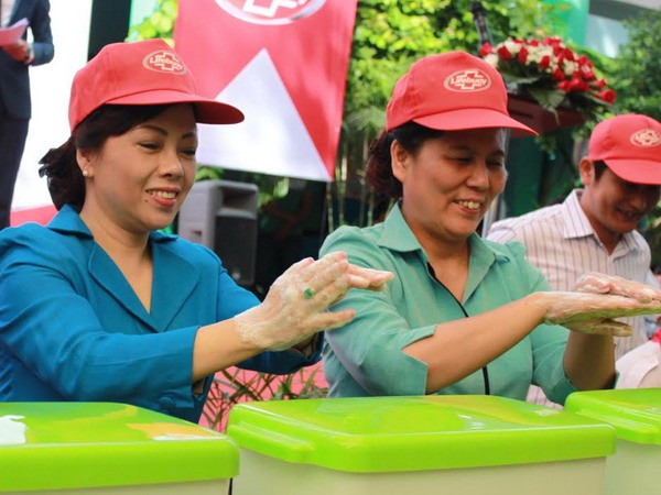 Bộ trưởng Nguyễn Thị Kim Tiến và bà Nguyễn Thị Thanh Hòa, Chủ tịch Hội Liên hiệp phụ nữ Việt Nam cùng rửa tay bằng xà phòng.(Ảnh: Huy Hiệp/Vietnam+) Phát động chiến dịch rửa tay với xà phòng trên cả nước ảnh 1