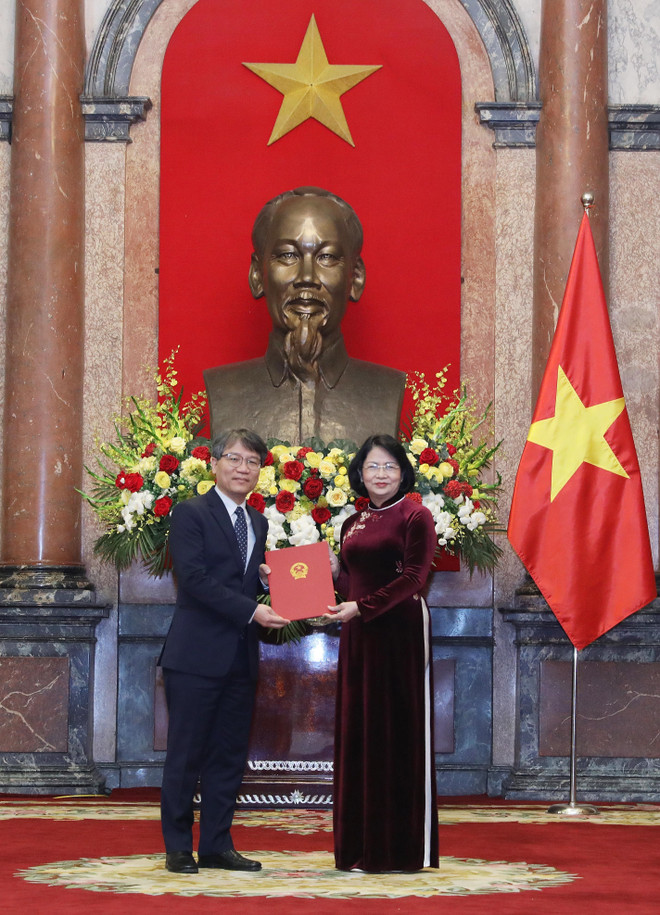Trao quyết định cho 16 đại sứ Việt Nam ở nước ngoài nhiệm kỳ 2019-2022 ảnh 3