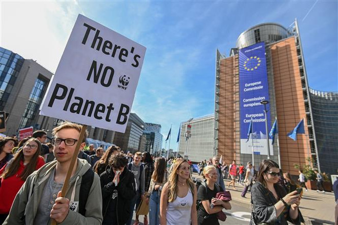 Nhiều người tuần hành kêu gọi hành động vì khí hậu tại Canada ảnh 1