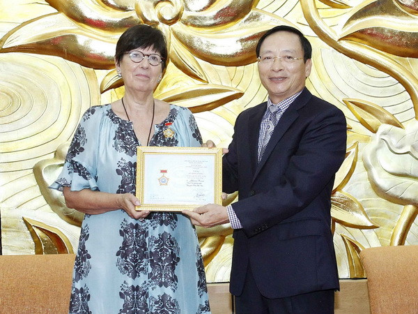 Trao Kỷ niệm chương Vì hòa bình tặng Đại sứ Vương quốc Bỉ ảnh 1