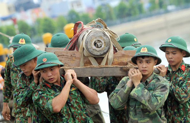 Lực lượng công binh di dời một quả bom sót lại sau chiến tranh tại khu vực cầu mới sông Tam Bạc, quận Hồng Bàng, Hải Phòng tới nơi hủy nổ. Ảnh minh họa. (Ảnh: An Đăng/TTXVN) Huấn luyện giảng viên vận hành trang bị công binh hạng nặng của LHQ ảnh 1