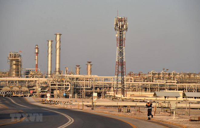 Nhà máy lọc dầu của Công ty Aramco ở Saudi Arabia tháng 9/2019. (Ảnh: AFP/TTXVN) Virus corona ‘lật tẩy’ sự phụ thuộc của OPEC vào Trung Quốc ảnh 1