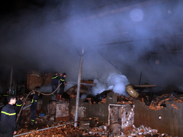 Hỏa hoạn thiêu rụi khu lò sấy 1.000m2 trong xưởng chế biến gỗ ảnh 1